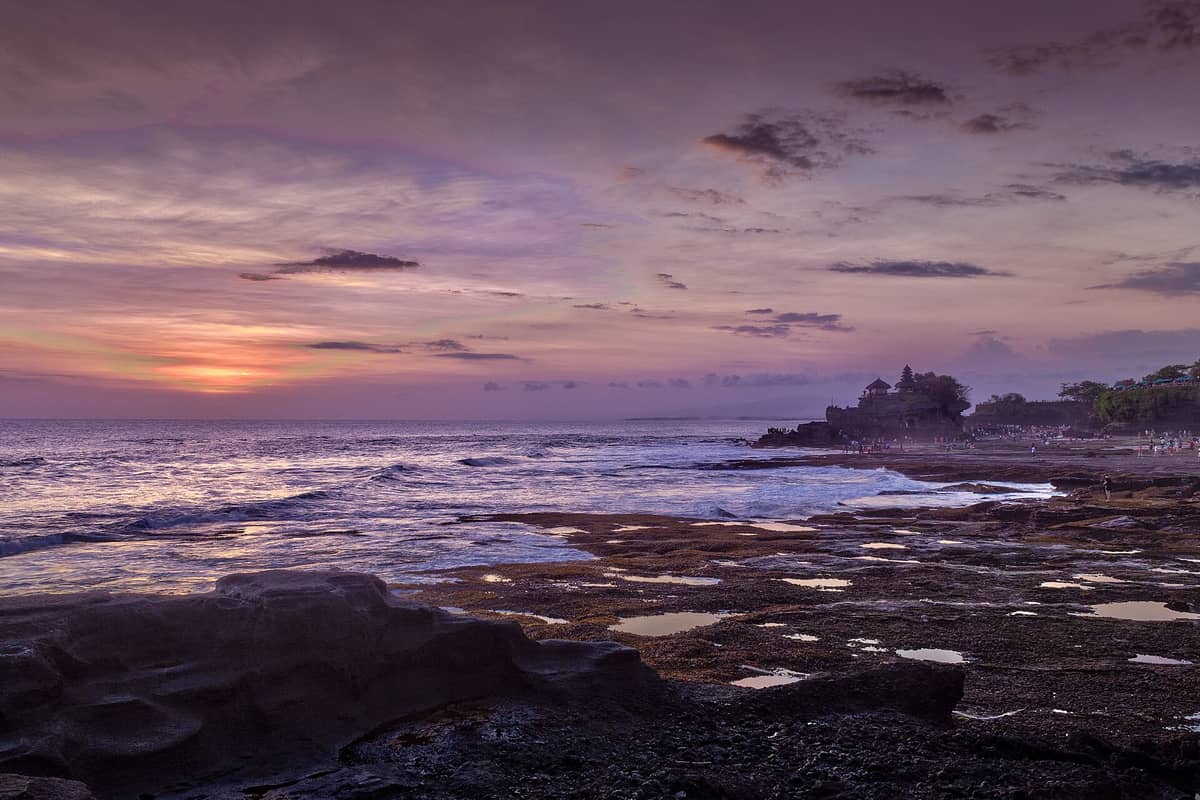 Havstemplet Tanah Lot på en klippa vid havet på Bali