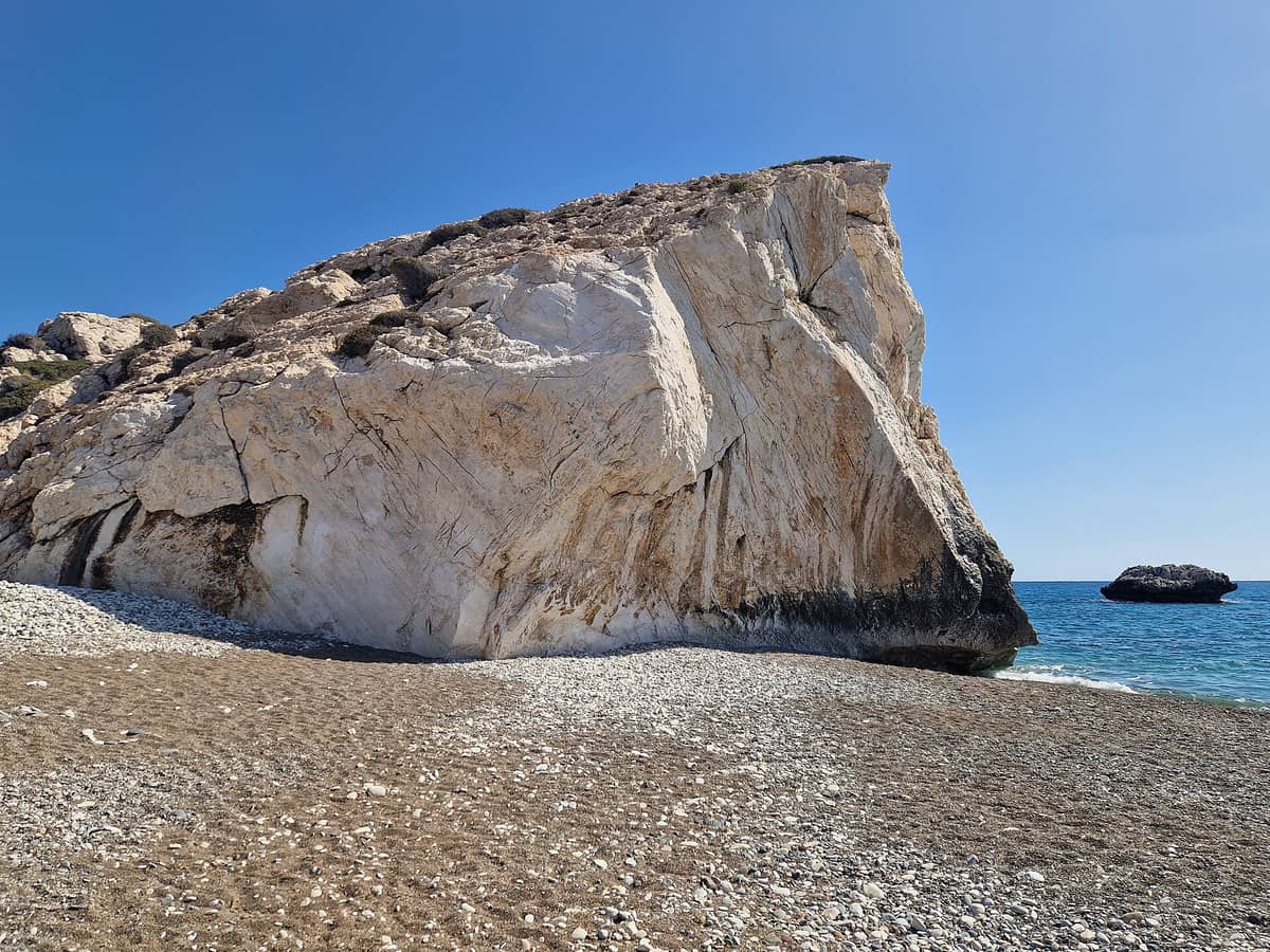 Afrodites klippa vid Pafos på Cypern, med klippor och klart blått hav