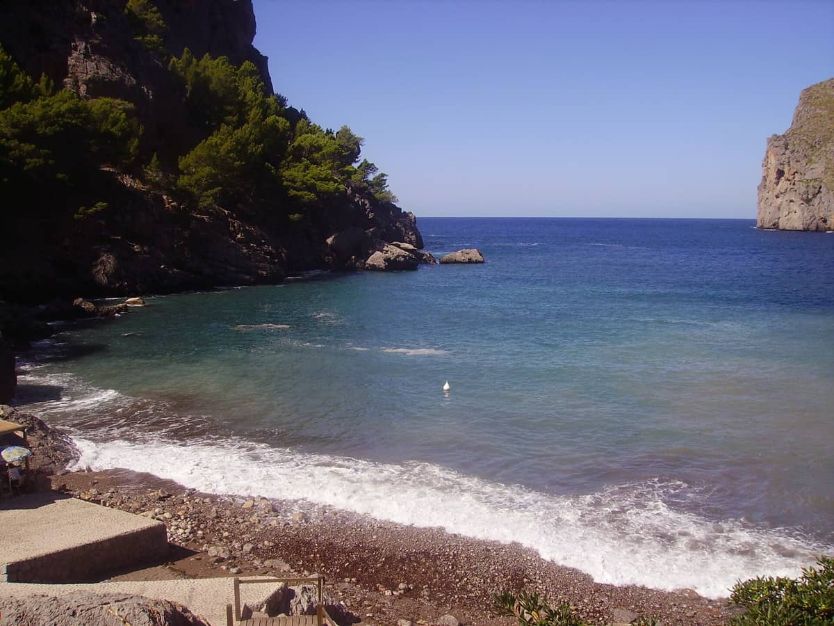 Turkost vatten mellan branta klippor i Sa Calobra-bukten på Mallorca