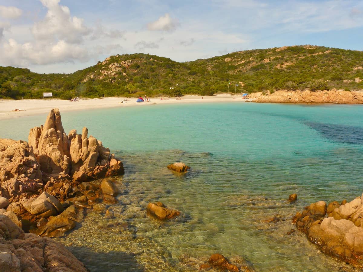 Turkost vatten, granitklippor och ljus sandstrand vid Spiaggia del Principe på Sardinien