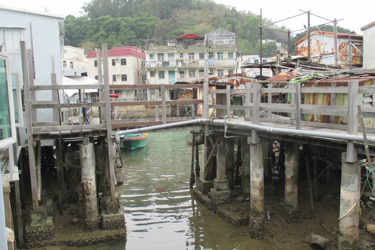 Hus på pålar längs en kanal i fiskebyn Tai O på Lantau