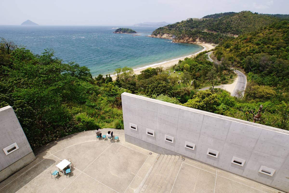 Utsikt från Benesse House på Naoshima över grönklädda kullar och det blå Setoinnanhavet